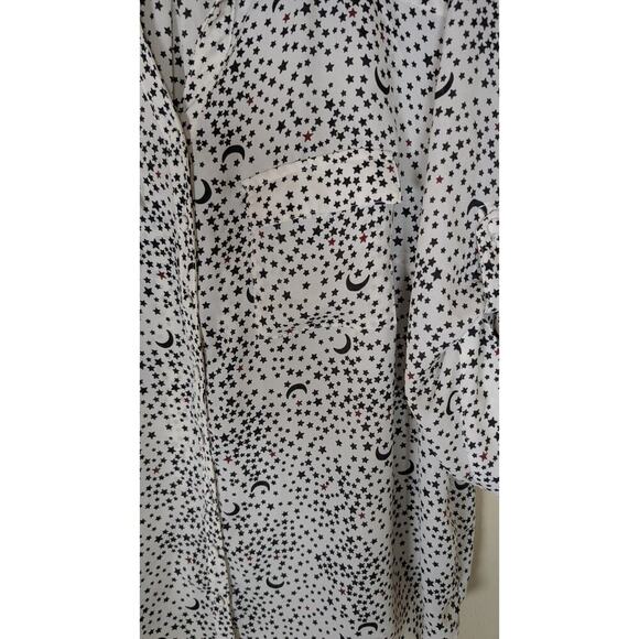 Torrid Harper Georgette White Black/Red Stars 3/4 Sleeve V-neck Top 3X - Picture 3 of 8